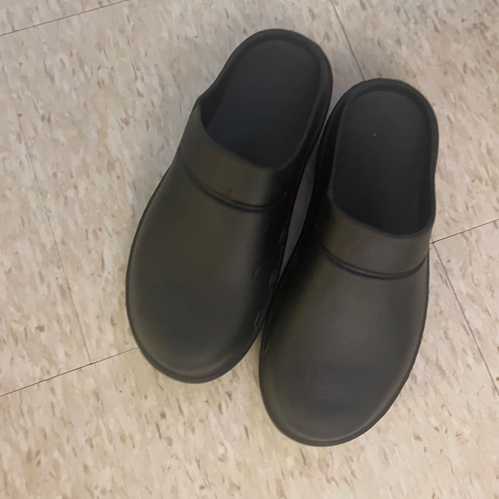 Oofos size 11 black clogs